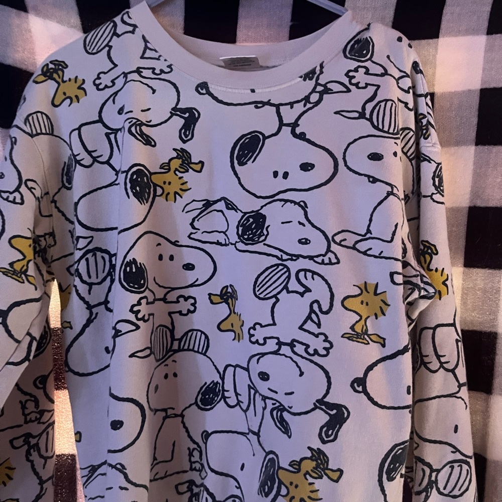 Juniors Peanuts crewneck.
